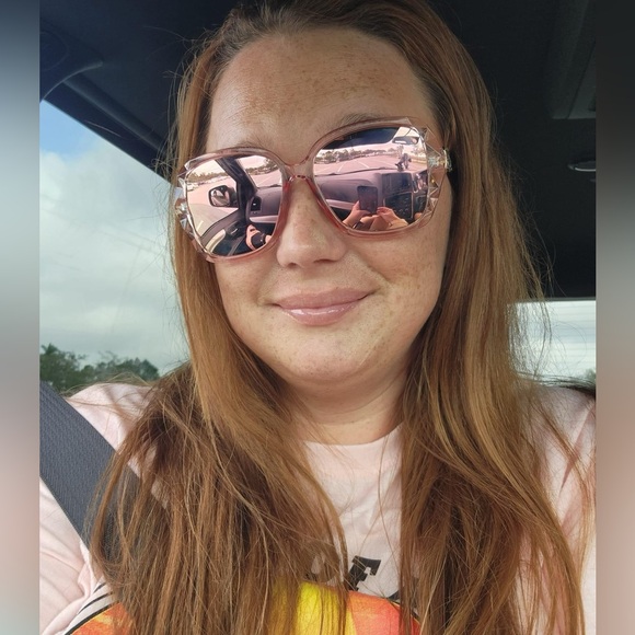 Meet your Posher, Jessica🩷 - Picture 9 of 10